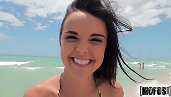 Le Tournage En Bikini Solo De Dillion Harper Se Transforme En Jeu Anal Sur Mofos.Com