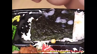 ¡joven Japonesa Disfruta Del Sexo En Grupo Y Se Corre Junto Al Sushi! ¡no Te Pierdas Esta Escena Caliente!