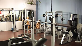 Chicas Polacas Desnudas Haciendo Ejercicio En El Gimnasio